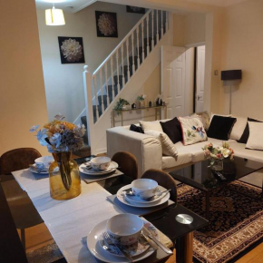 Three Bed House in Warrington with free on-site Parking Sleeps 5